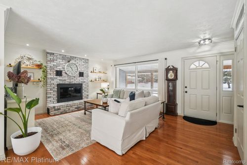 22630 Sandra St, South Lyon, MI, 48178-1623 | Card Image