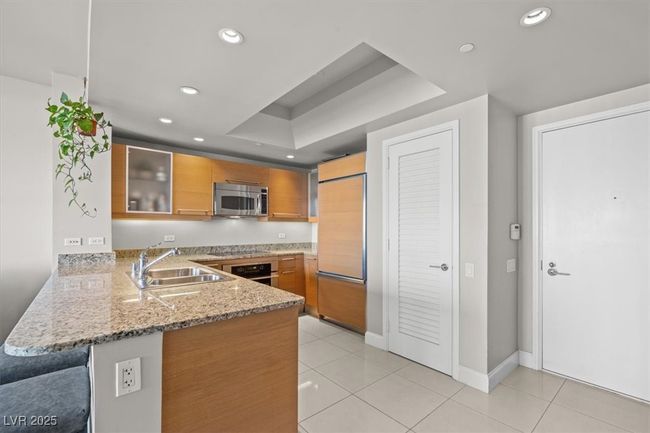 UNIT-3005 - 222 Karen Ave, Home with 1 bedrooms, 2 bathrooms and 1 parking in Las Vegas NV | Image 10