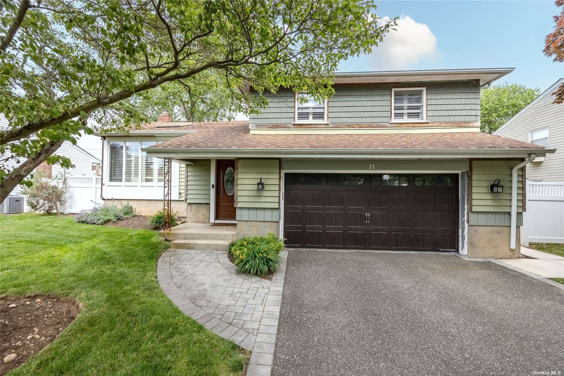 Patricia Ln, Syosset, NY 11791