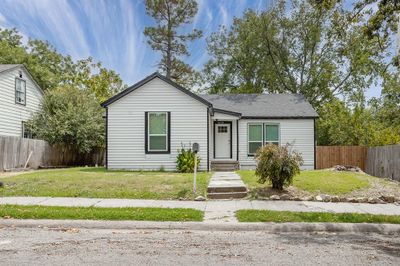 View of front facade with a front yard | Image 1