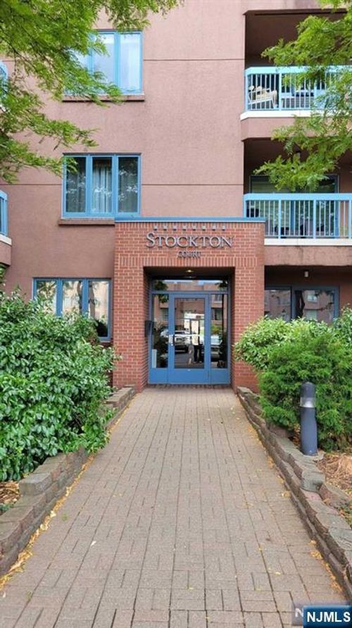 302 Stockton Ct, Edgewater, NJ, 07020-1671 | Card Image