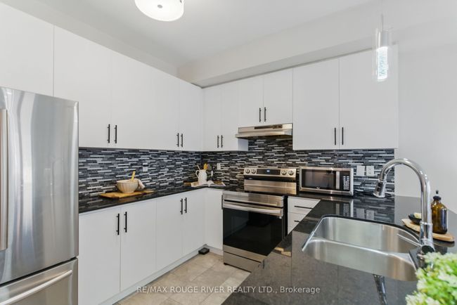 4 Prospect Way, House attached with 3 bedrooms, 3 bathrooms and 1 parking in Whitby ON | Image 7