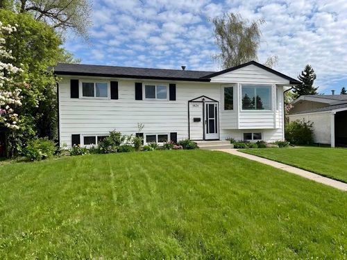 1424 109 Ave Sw, Calgary, AB, T2W0C7 | Card Image