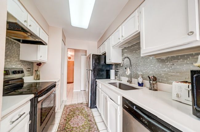 APT-107 - 600 Naples Ct, Condo with 2 bedrooms, 2 bathrooms and 3 parking in Glenview IL | Image 4