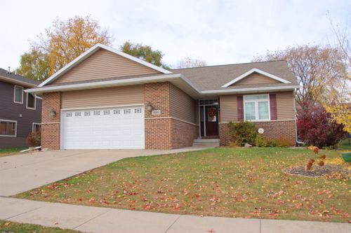 4201 Stewart Ln, Cedar Falls, IA, 50613-5104 | Card Image