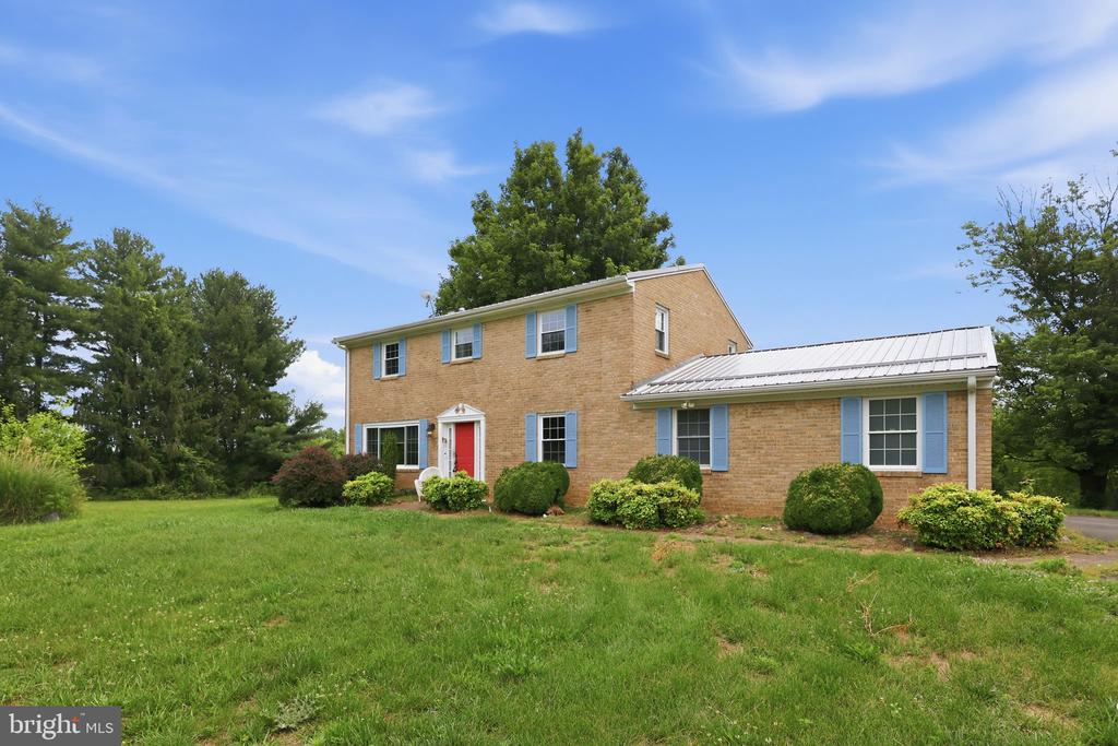 Residential in LOVETTSVILLE 2