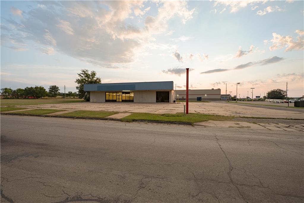 901 Lewark St, Coffeyville, KS 67337-3107