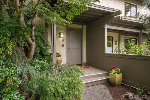 6570 Park Point Way Ne, Seattle, WA, 98115-7802 | Card Image