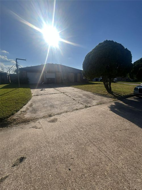 305 N Linden Dr, Texas City, TX, 77591-2905 | Card Image