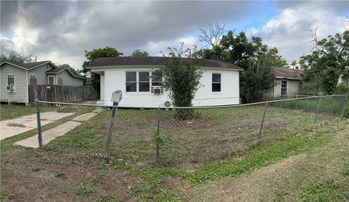 611 Lopez St, Robstown, TX, 78380-2526 | Card Image