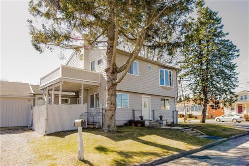 16 Courtway St, Narragansett, RI, 02882-3611 | Card Image