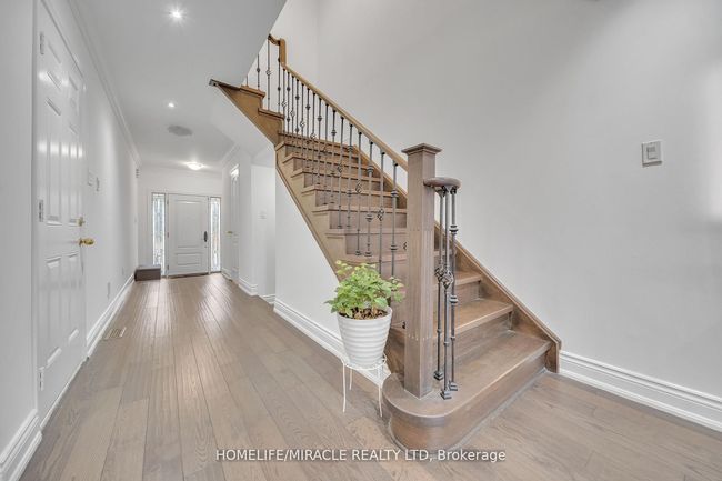 93 Crystal Glen Cres, House attached with 4 bedrooms, 4 bathrooms and 2 parking in Brampton ON | Image 9