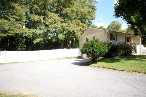 32 Daisy Ln, Wappingers Falls, NY, 12590-1725 | Card Image