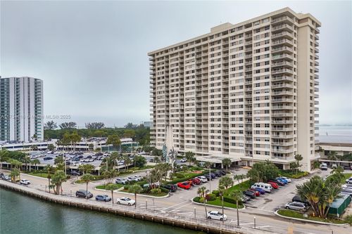 903-300 Bayview Dr, Sunny Isles Beach, FL, 33160 | Card Image