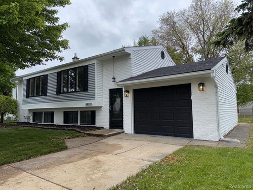 42811 Wilmington Dr, Sterling Heights, MI, 48313-2692 | Card Image