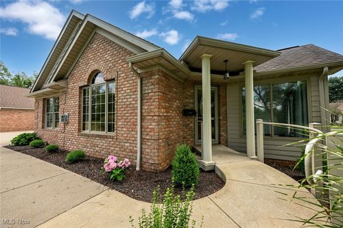 1137 Saint Abigail St Sw, Hartville, OH, 44632-8543 | Card Image