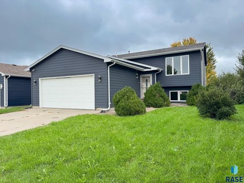 832 S Wheatland Ave, Sioux Falls, SD, 57106-8403 | Card Image