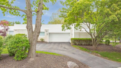 1752 Alexander Dr, Bloomfield Township, MI, 48302-1201 | Card Image