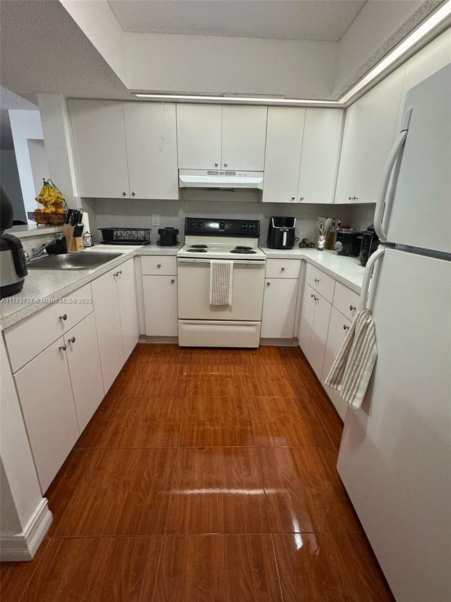 APT-101 - 18890 Nw 57 Th Ave, Condo with 2 bedrooms, 2 bathrooms and null parking in Hialeah FL | Image 4