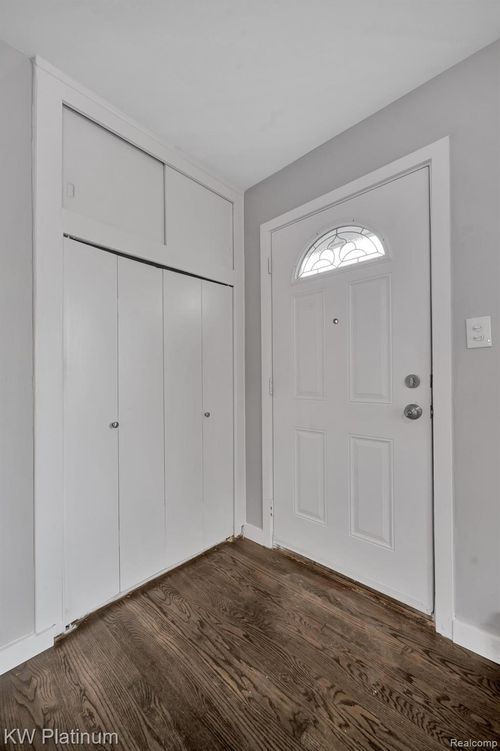 22639 Stephens St, Saint Clair Shores, MI, 48080-1479 | Card Image