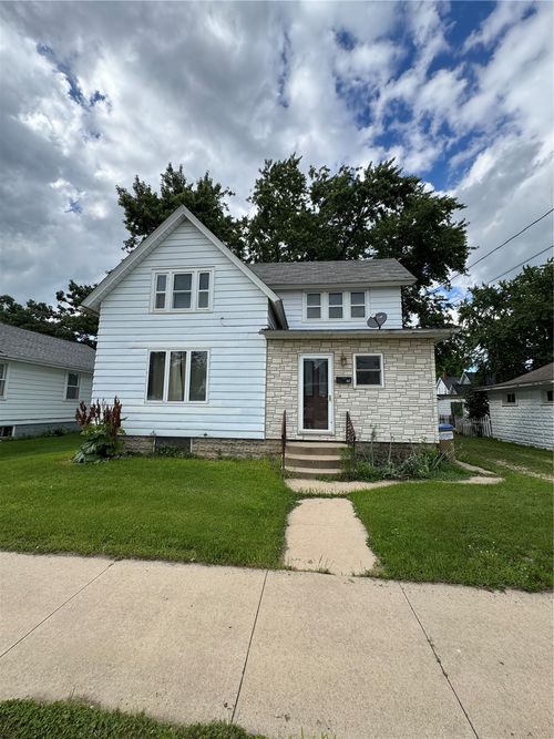 164 Liberty St, Manchester, IA, 52057-1411 | Card Image