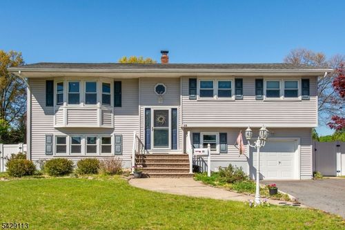 13 W Parkway, Pequannock, NJ, 07440-1701 | Card Image