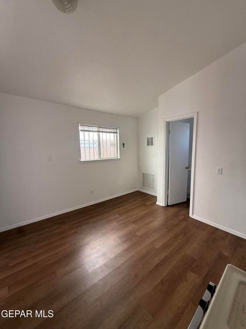b-1526 E Yandell Dr, El Paso, TX, 79902-5608 | Card Image