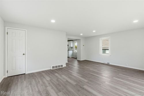 1047 Lakeview St, Waterford, MI, 48328-3818 | Card Image