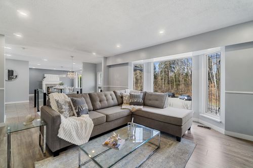9152 Klenner Dr, Burnaby, BC, V3N4E5 | Card Image