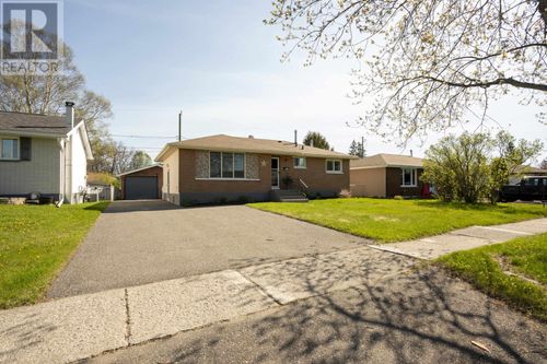 112 Ibbetson St, Thunder Bay, ON, P7A7J9 | Card Image