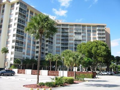 606 - 10777 W Sample Rd, Condo with 2 bedrooms, 2 bathrooms and null parking in Coral Springs FL | Image 1