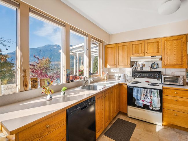 38255 Vista Crescent, House other with 4 bedrooms, 2 bathrooms and 6 parking in Squamish BC | Image 12