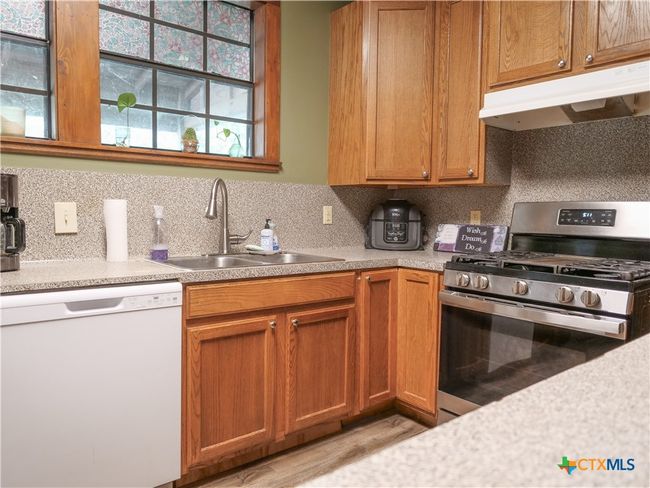 205 Hubbard Street, House other with 5 bedrooms, 3 bathrooms and null parking in Yoakum TX | Image 19