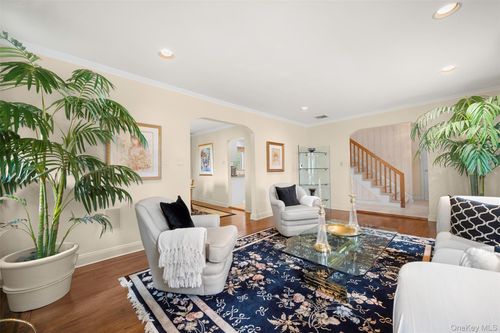 23 Parkside Dr, Great Neck, NY, 11021-1042 | Card Image