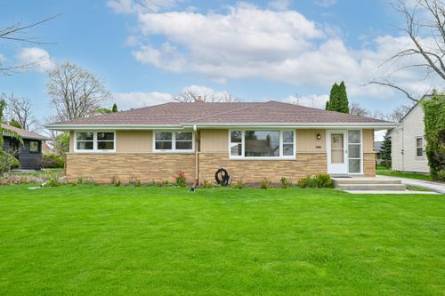 7654 N Seneca Rd, FOX POINT, WI, 53217-3142 | Card Image