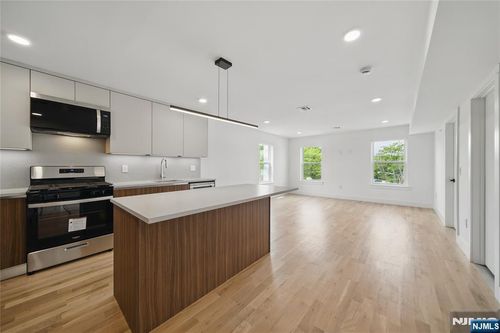 11 W Railroad Ave, Tenafly, NJ, 07670-2068 | Card Image