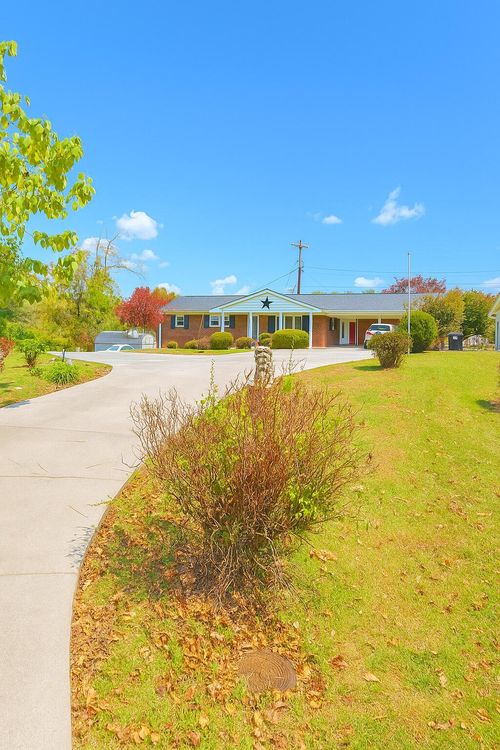 3033 Eloise Dr, Morristown, TN, 37814-5681 | Card Image