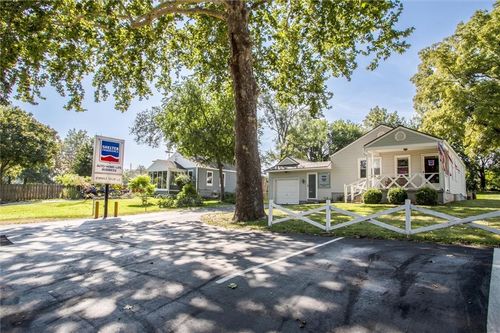 706 Nw Summit St, Blue Springs, MO, 64015-3762 | Card Image