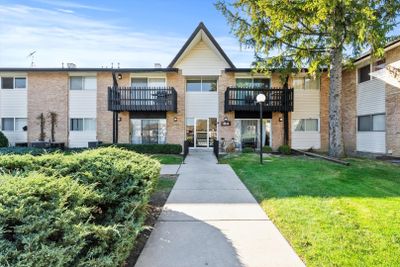 201 - 16 Kingery Quarter, Condo with 2 bedrooms, 1 bathrooms and 2 parking in Willowbrook IL | Image 1