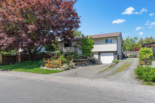 26827 33 A Avenue, House other with 5 bedrooms, 2 bathrooms and 5 parking in Langley BC | Image 2