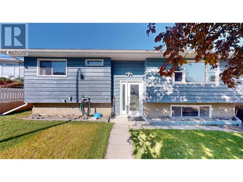 1025 18th Ave S, Cranbrook, BC, V1C3C7 | Card Image