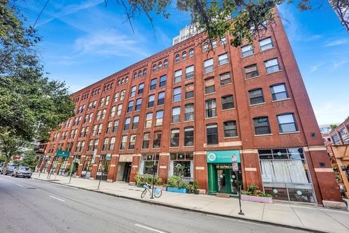 211-225 W Huron St, Chicago, IL, 60654-3932 | Card Image