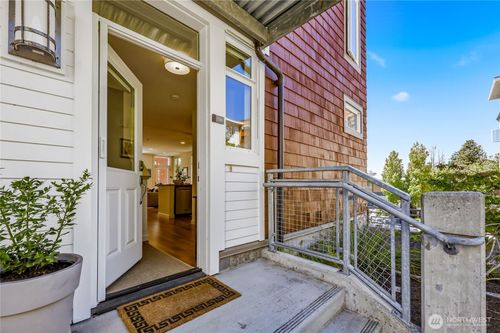 h1-130 Harbor Sq Loop Ne, Bainbridge Island, WA, 98110-1947 | Card Image