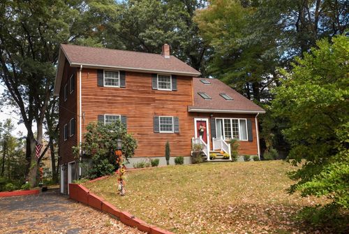 8 Nichols St, North Reading, MA, 01864 | Card Image