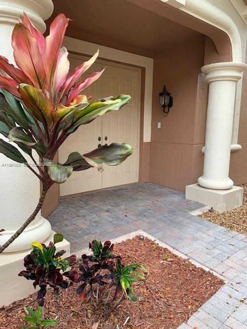 2800 Kinsington Cir, Weston, FL, 33332-1863 | Card Image