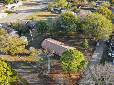 303 W Elm Avenue, House other with 3 bedrooms, 2 bathrooms and null parking in Checotah OK | Image 2