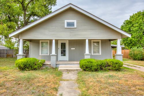 911 N 6th St, Ballinger, TX, 76821-4051 | Card Image