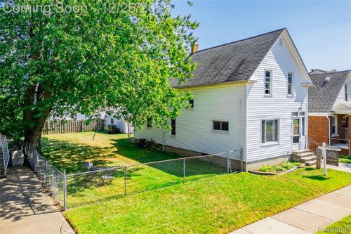 1821 4th St, Wyandotte, MI, 48192-3904 | Card Image
