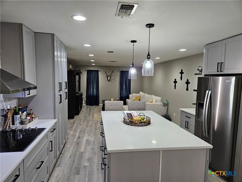 402 W Tanglewood Dr, New Braunfels, TX, 78130-8139 | Card Image