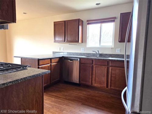 36-29445 Woodpark Cir, Warren, MI, 48092-6306 | Card Image